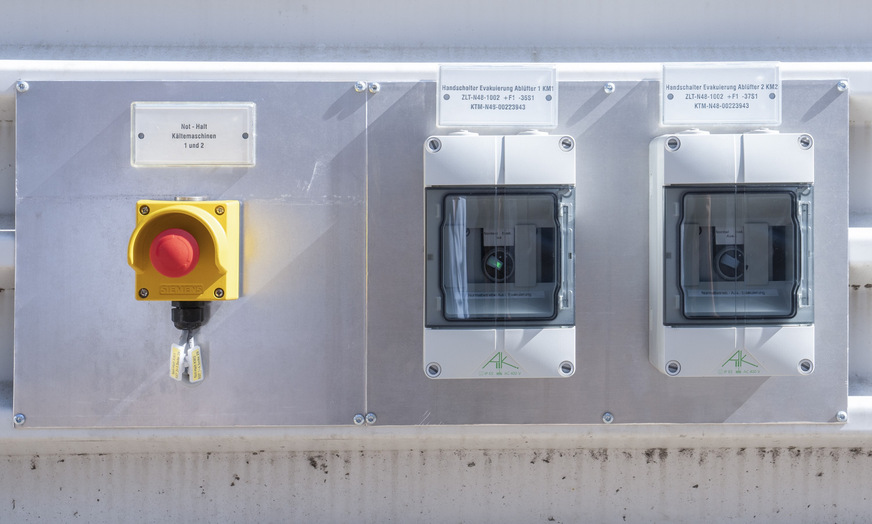 Bild 3 Zusätzliche Sicherheitsmaßnahmen ermöglichen im Havariefall über ein Schaltpanel außerhalb des Maschinenraums eine manuelle Abschaltung der Kältemaschinen und die Steuerung der Abluftventilatoren.