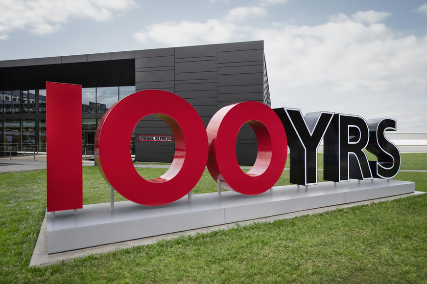 100-Jahre-Logo vor dem Energy Campus von Stiebel Eltron.