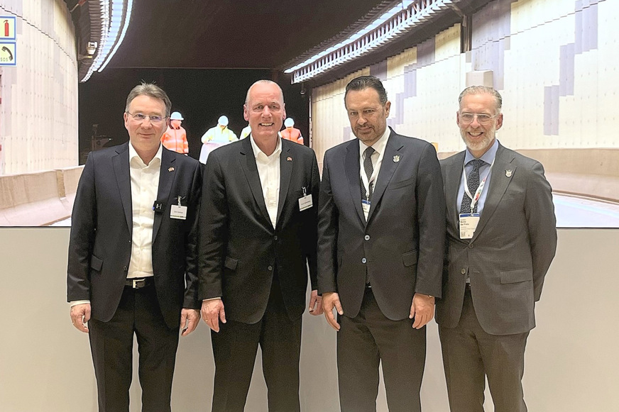 (v.l.n.r.) Dirk Görlitzer, COO & President Business Area ICE, Phoenix Contact Frank Stührenberg, CEO, Phoenix Contact Mauricio Kuri, Gouverneur von Querétaro, und Marco del Prete, Secretary Ministry of Sustainable Development in Querétaro