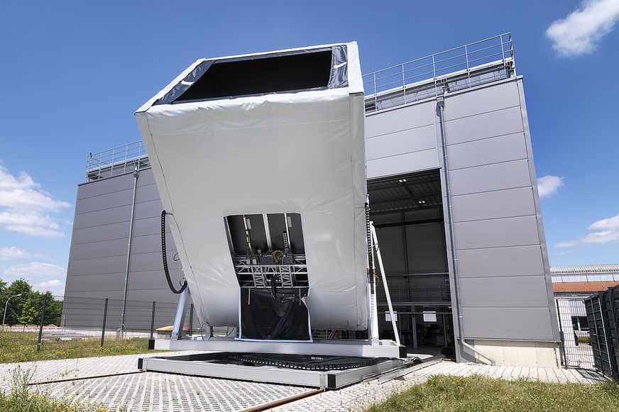 Der 7000 kg schwere und 8 m hohe Solarmodultubus fährt der Sonne hinterher. Im Inneren werden Solarmodule montiert und können dort auf ihre elektrischen und optischen Eigenschaften hin geprüft werden.