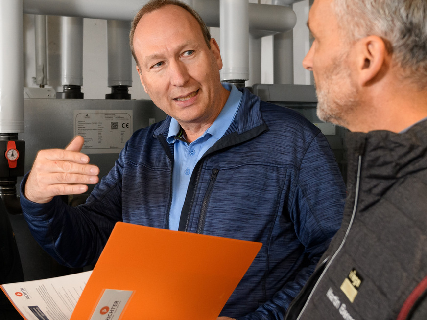 Bild 5 Matthias Richter von Richter Energy (links) und Viega-Planerberater Martin Berger waren sich im Rahmen der Inbetriebnahme des jetzt elektronisch eingeregelten Zirkulationssystems einig: Ohne die automatisch arbeitenden „AquaVip-Zirkulationsregulierventile elektronisch“ wäre der thermisch-hydraulische Abgleich einer derart weitverzweigten Bestandsanlage nicht wirtschaftlich machbar gewesen.
