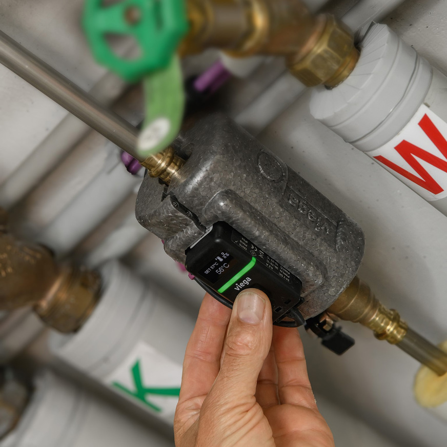 Bild 4 Per Tastendruck werden die „AquaVip-Zirkulationsregulierventile elektronisch“ von Viega voreingestellt und halten von da an den jeweiligen Zirkulationskreis automatisch im thermischen Gleichgewicht zwischen 60 °C und 55 °C.