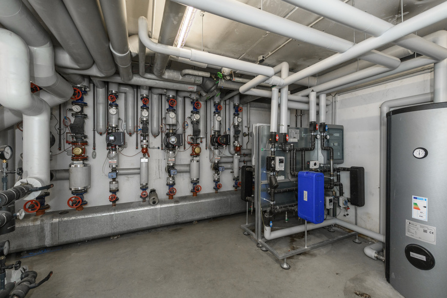 Bild 3 Aufgeräumt präsentiert sich die neue Wärmezentrale des Gebäudekomplexes – im Zentrum das Frischwasserladesystem von Richter Energy.