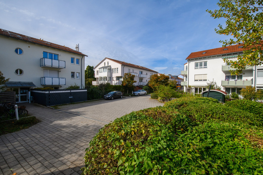 Bild 1 Weitläufig ist der Gebäudekomplex in Eching, aber alle 100 Wohneinheiten werden zentral mit Heizwärme und Trinkwasser warm versorgt.