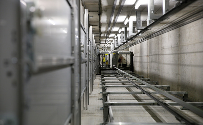 Bild 3 Regelmäßige Prüfung stellen sicher, dass Feuerwehraufzüge und alle aufzugsexternen Sicherheitseinrichtungen im Gefahrenfall einwandfrei funktionieren, um Menschen zu retten und Brände zu löschen. Durch neue Anforderungen an die Prüfungen von Feuerwehraufzügen können quasi nachträglich Mängel entstehen.