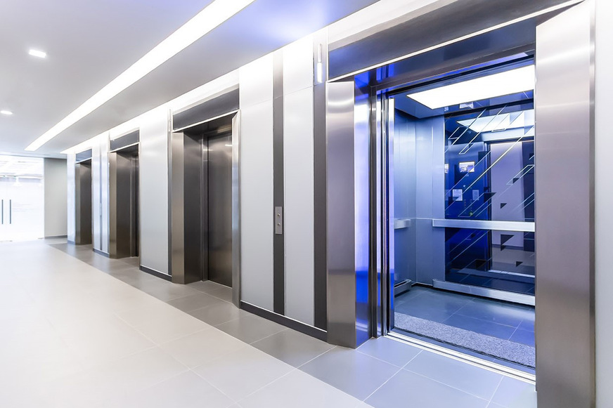 Bild 1 Bei den meisten Aufzügen handelt es sich um sogenannte überwachungsbedürftige Anlagen, die in regelmäßigen Abständen hinsichtlich ihrer Betriebssicherheit überprüft werden müssen. Bei Feuerwehraufzügen sind spezielle Funktionsprüfungen erforderlich.