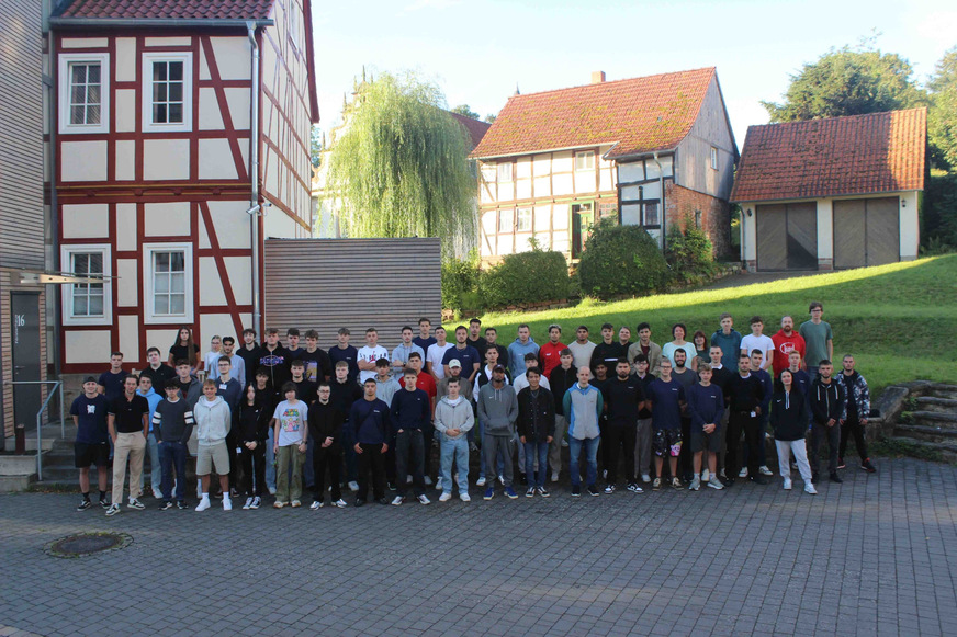 Bild 2 Start von 68 neue Kolleginnen und Kollegen bei Caverion Deutschland im September 2023 in die Ausbildung zum Elektroniker für Energie- und Gebäudetechnik, Elektroniker für Gebäude- und Infrastruktursysteme, Mechatroniker für Kältetechnik und Anlagenmechaniker SHK. Mit dem fachlichen Rüstzeug können sie die Gebäude der Zukunft mitgestalten – sei es im Büro, auf der Baustelle oder direkt im Einsatz beim Kunden. Karrieren vom Anlagenmechaniker zum Projektleiter sind bei Caverion Deutschland nicht ungewöhnlich, im Durchschnitt bleiben Mitarbeitende mehr als 11 Jahre im Unternehmen.