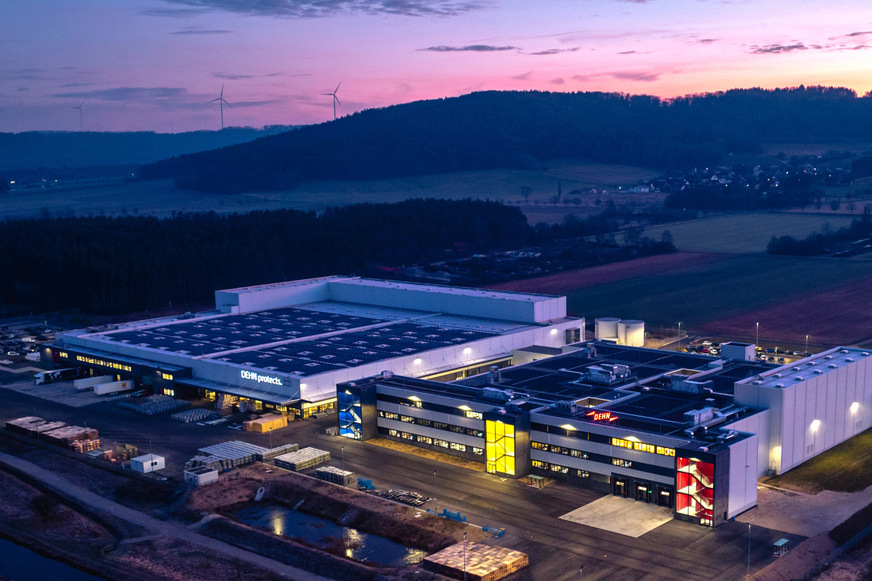 Dehn setzt sich seit Jahren intensiv mit Nachhaltigkeit auseinander, was sich auch in der Architektur der Gebäude widerspiegelt – zum Beispiel in Form von Solarenergie, Gründach, Temperierung mittels Betonkernaktivierung.