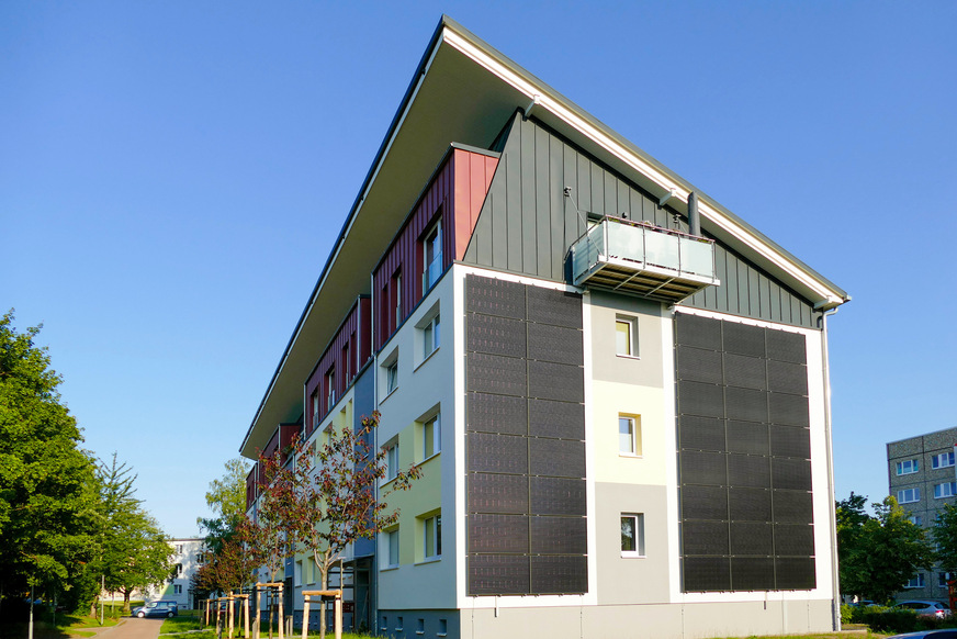 Bild 7 Infrarotheizungen sollten – wo immer möglich – mit Photovoltaik-Anlagen kombiniert werden. Senkrecht nach Osten und Westen ausgerichtete PV-Anlagen verbessern die winterliche Energiebilanz.