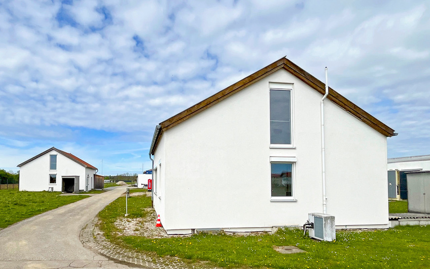 Bild 5 Die Zwillingshäuser am Fraunhofer-Institut für Bauphysik (IBP) in Holzkirchen ermöglichen einen objektiven Vergleich verschiedener Heizsysteme. Bei einer Studie im Auftrag der IG Infrarot konnte sich das IR-Heizsystem gegenüber der Gas-Brennwertheizung gut behaupten. Besonders hervorgehoben werden die schnelle Aufheizzeit der IR-Heizung, die sehr geringen Verteilverluste und der hohe thermische Komfort.