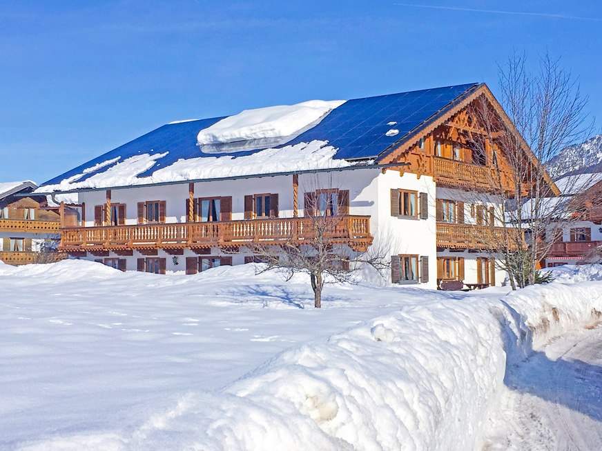 Bild 4 Lokale Wetterphänomene, wie langanhaltende Schneefälle oder typische Nebelgebiete, können die theoretisch möglichen Solarstromernte ungünstig beeinflussen. Ohnehin ist die Leistung von PV-Anlagen auch ohne Schneebedeckung im Hochwinter niedrig.