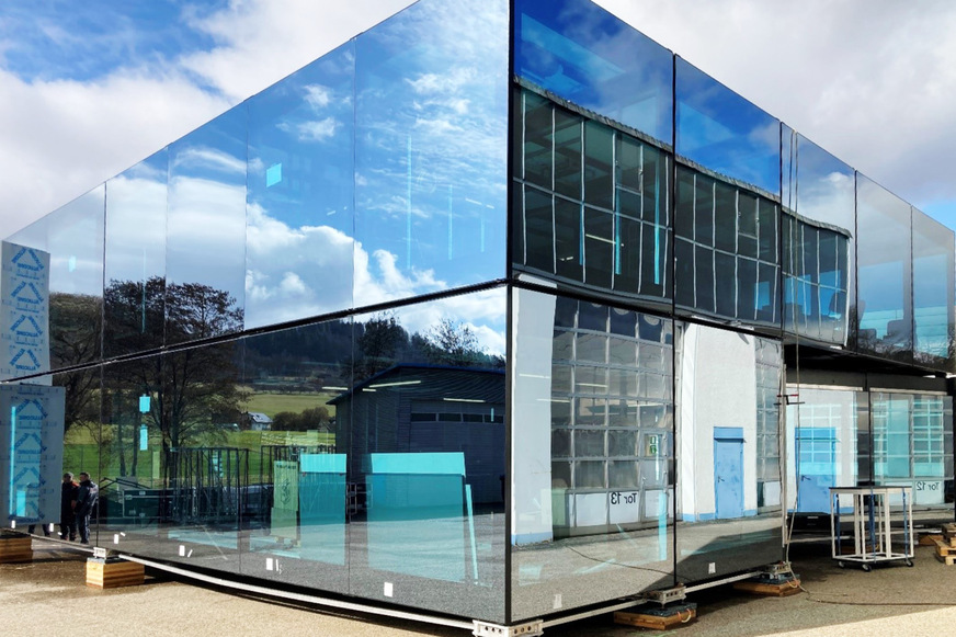 Die McLaren Race Base ist mit spiegelnden Glasscheiben ausgestattet – das macht eine sehr gute Kühlung erforderlich.