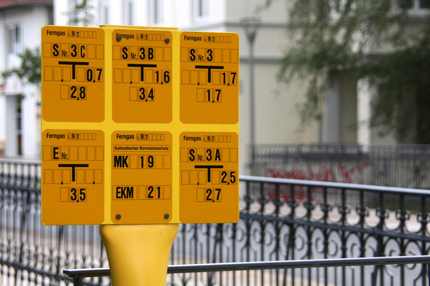 Das DVGW-Szenario basiert auf 9,2 Mio. Gebäuden mit Wasserstoff-Heizungen bei lediglich um 25 % verringertem Verbrauch im Jahr 2045. Von den 13,7 Mio. Hausanschlüssen im Jahr 2024 werden 1,78 Mio. Hausanschlüsse erst nach 2040 aufgegeben bzw. nicht in das Wasserstoffnetz integriert.