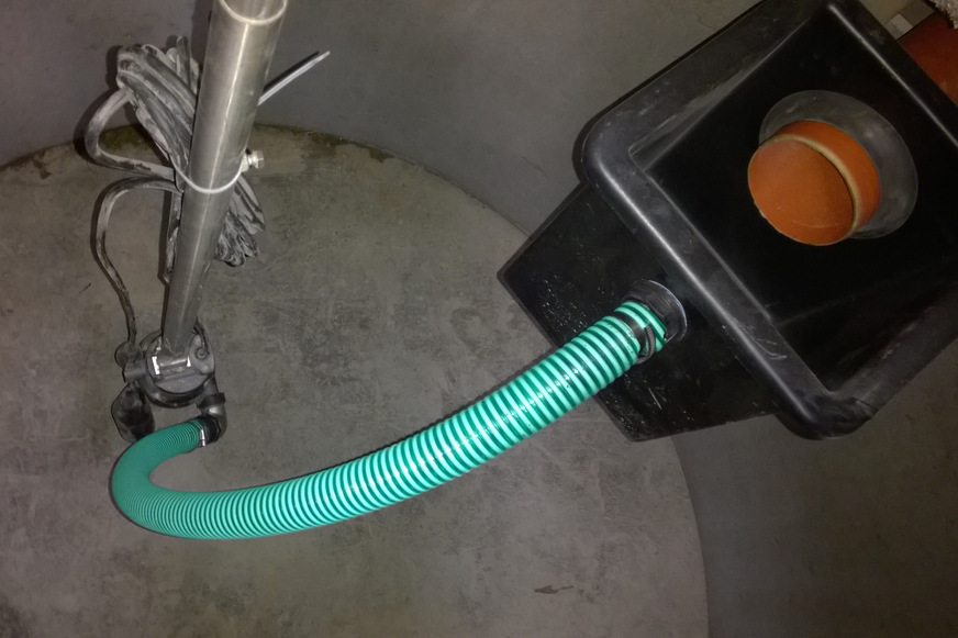 Bild 6 Regenwasserspeicher zur gedrosselten Ableitung oberhalb der Rückstauebene – ein Element des kommunalen Starkregen-Risikomanagements. Die Pumpe Tano T entleert nach jedem Regenereignis das Rückhaltevolumen oben. Das Nutzvolumen unten wird davon unabhängig vom Regencenter zur Nutzung im Gebäude gefördert.