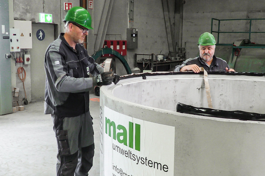 Bild 2 Produktion eines Regenwasserspeichers zum unterirdischen Einbau. Einlegen des Dichtungsbands in der Fuge des Betonbehälters. Nach dem Verschrauben mit dem konischen Oberteil und Fertigstellen sämtlicher Einbauten kann nach Absprache vom Kran des Lieferfahrzeugs aus direkt in die Baugrube versetzt werden.