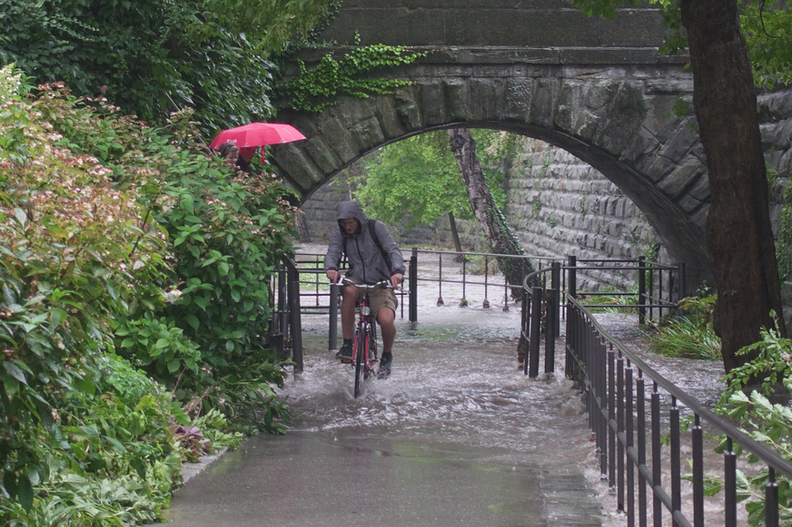 Bild 1 Überflutung eines Fuß- und Radwegs nach Starkregen am 19. August 2022 in der Innenstadt von Überlingen am Bodensee. Rückstau und Überflutung sind unterschiedliche Phänomene, auch wenn beides typischerweise bei Starkregen auftritt.
