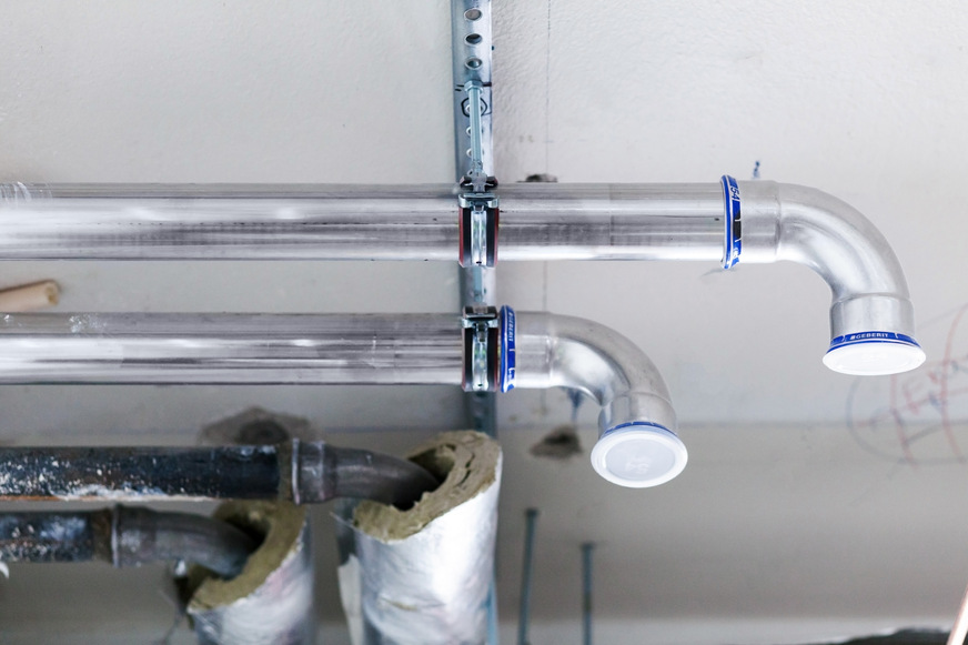 Nachdem die Keller leergepumpt wurden, sollten als erste Sofortmaßnahme durchnässte Dämmungen entfernt und entsorgt werden. Sonst könnten bei Rohrleitungen und Einbauteilen Schäden durch Korrosion auftreten.