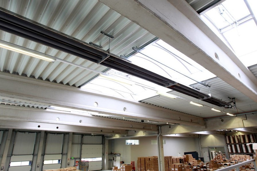 Bild 1 Doppelrohrstrahler in einem Paketzentrum.