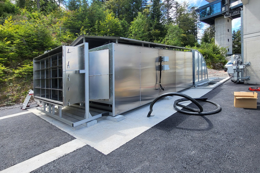 Bild 3 … und dann eingehaust. Mit einer Luftleistung von bis zu 310 000 m3/h erzeugen sie einen Luftstrom, mit dem ein Skisprung realitätsnah simuliert werden kann.