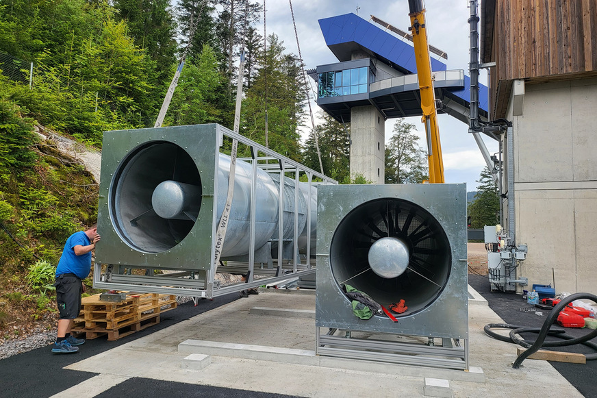 Bild 2 Endmontage des Windkanals im Adlerstadion in Hinterzarten: Die beiden Axialventilatoren vom Typ AVD 1400 werden auf die vorbereitenden Fundamente montiert …