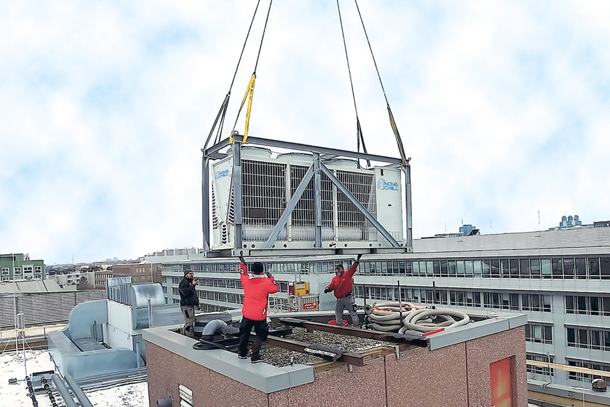 Installation eines Kaltwassersatzes von Novachill auf dem Dach eines Gebäudes.