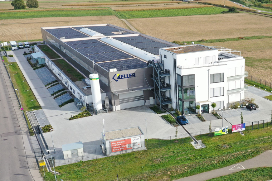 Neubau von Keller Blechtechnik: Auf dem Dach befindet sich die 563-kWp-Photovoltaik-Anlage der Pacadu-Speicher ist in dem kleinen Gebäude vorne links untergebracht. Die Aufschrift: „Hier stecken 513 kWh Kaiserstühler Sonne drin.