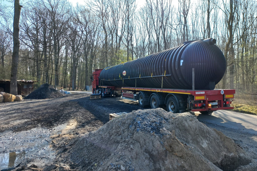 Bild 3 Die beiden Carat-XXL-Erdtanks konnten ohne den Aufwand eines Sondertransports zum Einsatzort transportiert werden.