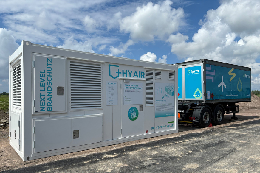Bild 1 Im Technik-Container befinden sich unter anderem die Brennstoffzelle HY.AIR 80 und der Ablufttrockner. Der Wasserstoffbedarf (0,7 bis 5,4 kg/h) stammt beim neun Westhof-Bio-Tiefkühllager aus dem eFarm-Projekt und wird per Trailer (rechts) geliefert.