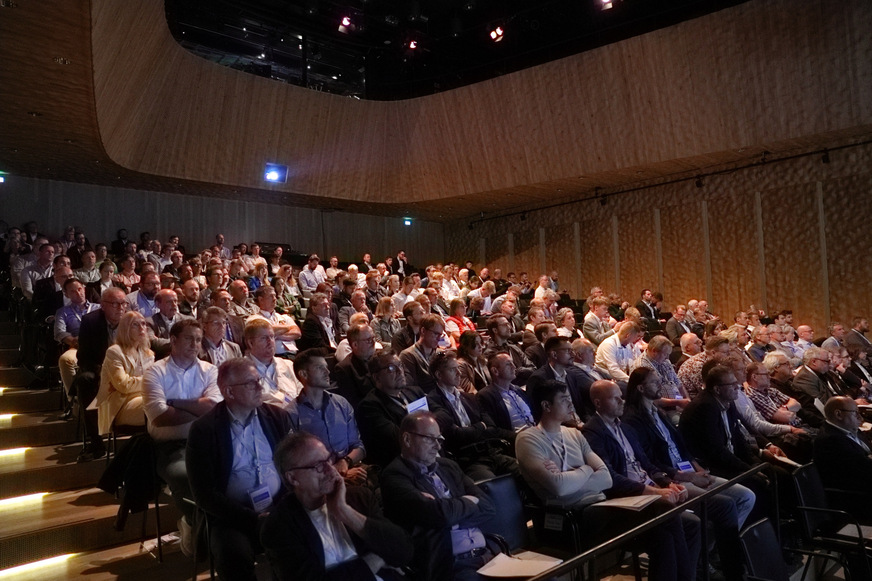 Mit dem Ziel, die ökonomisch und ökologisch nachhaltigste Lösung für die Gebäudetechnik und die industrielle Kälte- und Wärmeversorgung zu finden, trafen sich beim Effizienz-Forum 2024 zahlreiche Planer:innen, Hersteller:innen und Fachjournalist:innen in der Hamburger Elbphilharmonie.