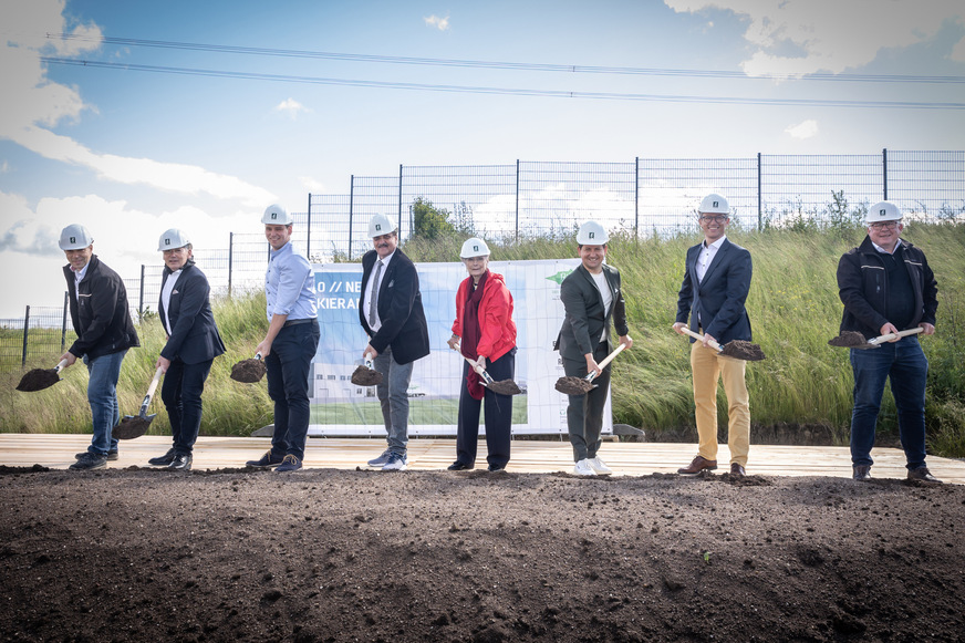 v. l. n. r: Theo Holder, Brodbeck, Erik Bucher, Vice President Sales EMEA Bitzer, Timo Wachendorfer, Ortsvorsteher Rottenburg-Ergenzingen, Christian Wehrle, Vorstandsvorsitzender Bitzer Gruppe, Christiane Schaufler-Münch, Mitglied des Aufsichtsrats der Bitzer SE und Vorsitzende des Kuratoriums von The Schaufler Foundation, Kai Schuppler, Vice President Fulfillment EMEA und Werksleiter Rottenburg-Ergenzingen Bitzer, Dr. Hendrik Bednarz, Bürgermeister Rottenburg am Neckar Dezernat 3, Jürgen Schwefel, Brodbeck.