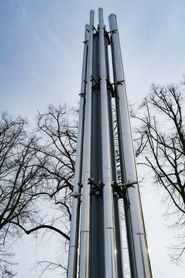 Die frei stehende Abgasanlage mit vier Leitungen misst etwa 12 m in der Höhe.