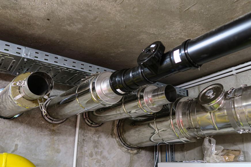 Die Kunststoff-Abgasleitung Schräder PP verbindet das BHKW mit der Abgasstrecke aus Edelstahl.