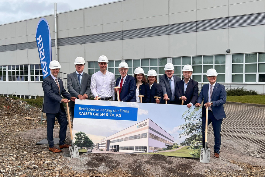 Torsten Nolting (CEO Kaiser Group), Olaf Janitza (Geschäftsleiter Technik – Projektleiter), Adrian Kaiser, Burkard Kaiser (Geschäftsführer), Lara Kaiser und Anja Kaiser, Bürgermeister Jörg Schönenberg, Ulrich Kaiser und Steffen Oellers (Geschäftsführer) (von links) beim symbolischen Spatenstich am Ramsloh 4 in Schalksmühle.