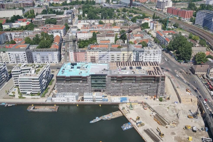 Am Berliner Osthafen entsteht die derzeit größte PVT-Anlage Deutschlands. Die ersten SOLINK-PVT-Wärmepumpenkollektoren wurden bereits installiert.