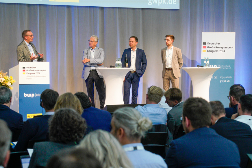 Podiumsdiskussion beim Deutschen Großwärmepumpen-Kongress am 3.7.2024.
