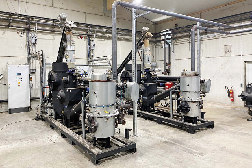 Blick auf die beiden Holvergaser in der Pentec-Nahwärme-Heizzentrale.