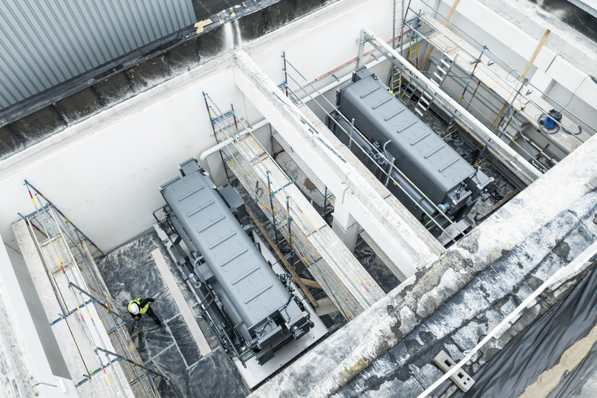 Bild 3 Blick durch das noch geöffnete Dach auf die beiden gerade eingebrachten Absorptionswärmepumpen in der Wasserzentrale von Werk 2 bei Burda Druck in Offenburg.