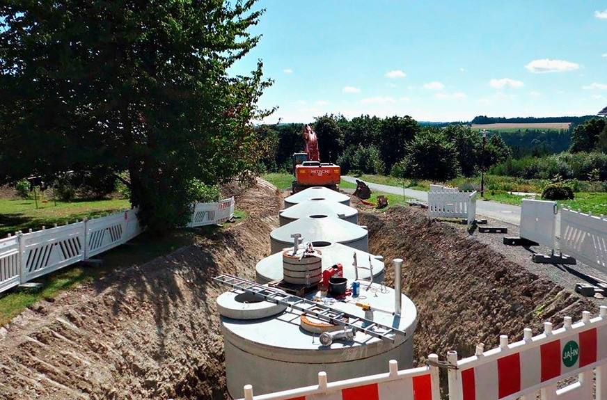 Bild 2 Beispiel 1, Eßbach: Das Fassungsvermögen von 100 m3 verteilt sich auf fünf Behälter, die untereinander durch Rohre verbunden sind.