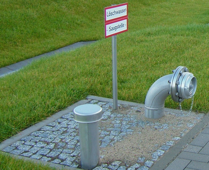 Bild 1 Entnahmestelle gemäß DIN 14230 für unterirdische Mall-Löschwasserbehälter. Die Konstruktion erlaubt je nach Überdeckung Pkw- oder Lkw-Belastung.