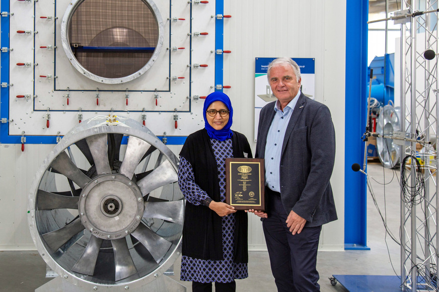 Nazme Mohsina, Global Technical Director bei AMCA International, übergibt das AMCA-Zertifikat an Systemair-Geschäftsführer Kurt Maurer.