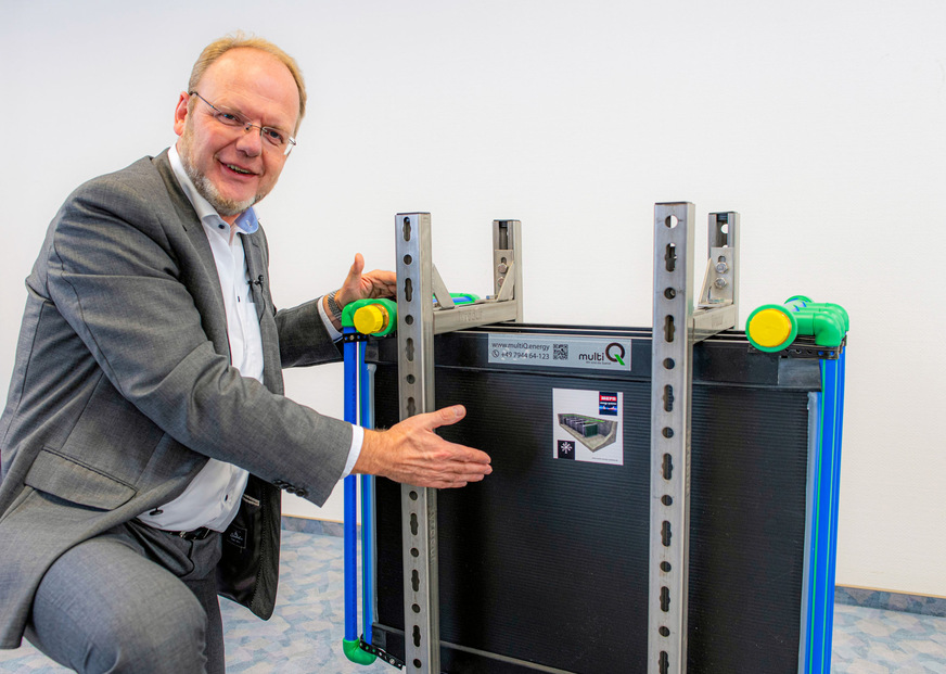 Geschäftsführer Martin Schneider mit einem Wärmeabsorber der Marke multiQ. Mit dem zukunftsweisenden Produkt lassen sich regenerative Energiequellen für Wärmepumpen erschließen.
