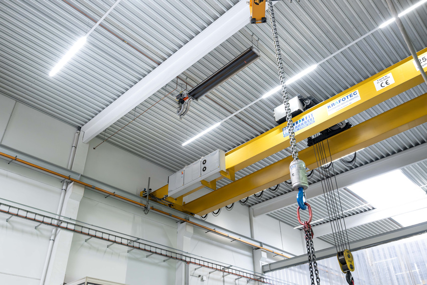 In hohen Hallen, wo viel Wärmebedarf nötig ist, zählt eine Infrarotheizung immer noch zu den wirtschaftlichsten Heizungen der Industrie.