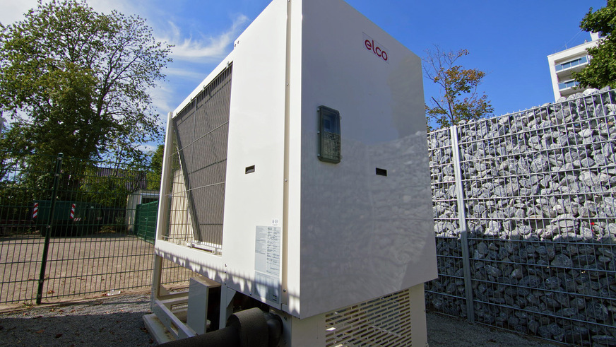 Sobald an den Gebäuden weitere Sanierungsmaßnahmen umgesetzt werden, kann die Luft-Wasser Wärmepumpe Aerotop®&nbsp;L65 von Elco die Wärmeerzeugung der Mehrparteienwohnhäuser alleine übernehmen.