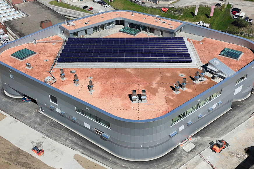 Neubau der Carrosserie Pfister AG in Herisau mit PVT-Anlage (240 Multi-NRG-Kollektoren) der soblue AG auf dem Gebäudedach.