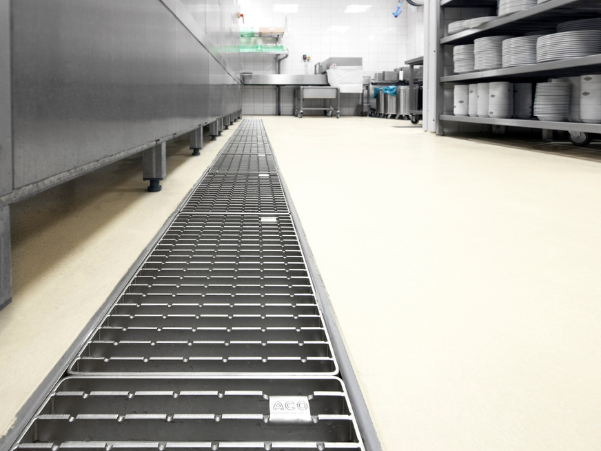 Bild 5 Hygiene-Kastenrinne. Das ACO-Standard-Programm umfasst drei Profile, 7 Breiten von 150 bis 800 mm und Längen von 530 bis 5030 mm.
