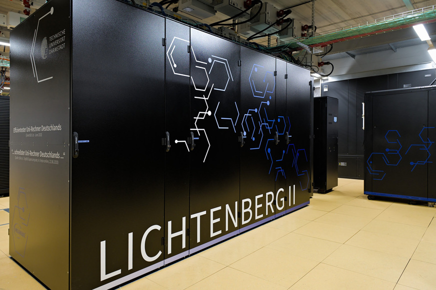 Bild 1 Das High Performance Cluster Lichtenberg an der TU Darmstadt ist der schnellste Supercomputer an deutschen Universitäten und zählt zu den TOP 100-Hochleistungsrechnern weltweit. Sowohl auf der Kälteanlage für den Lichtenberg-I-Rechner als auch beim Ausbau des Projekts (Lichtenberg II) wurden Dämmstoffe der Firma Armacell zum Schutz der Anlagen vor Energieverlusten und Tauwasser eingesetzt.
