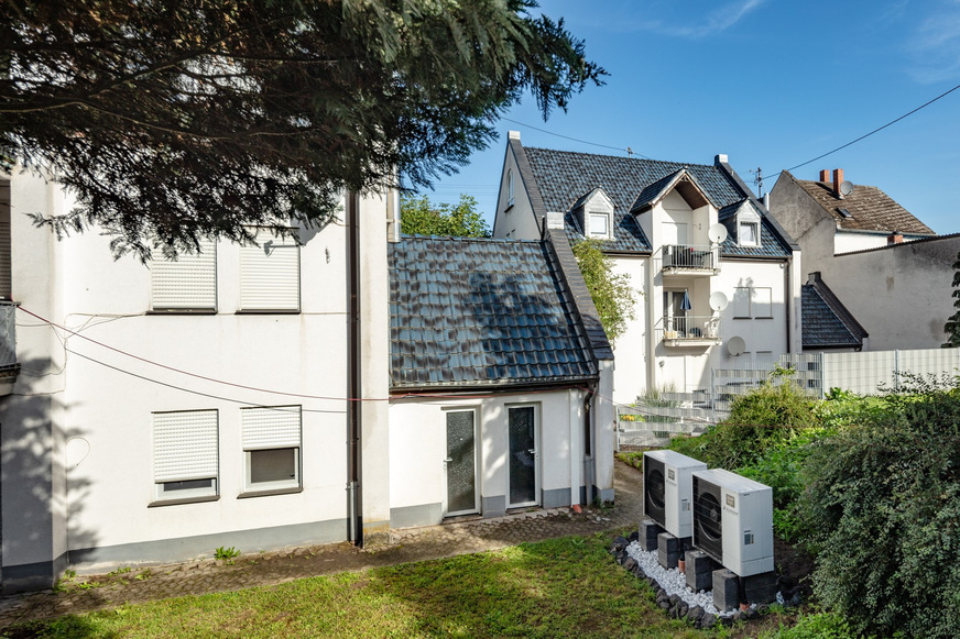 Bild 5 Luft/Wasser-Wärmepumpen ermöglichen eine kostengünstige und flexible Installation. Ein YouTube-Video zum Projekt bietet weitere Einblicke: QR-Code scannen oder www.bit.ly/tga1475