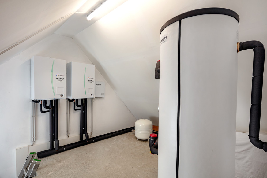 Bild 3 Die Technikzentrale mit den beiden Innengeräten und einem Pufferspeicher ist im Dachboden eines kleinen Nebengebäudes untergebracht.