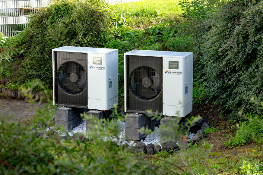 Bild 2 Installiert wurden pro Gebäude zwei Ecodan-Luft/Wasser-Wärmepumpen als Kaskade (Parallelbetrieb zur Leistungserhöhung).