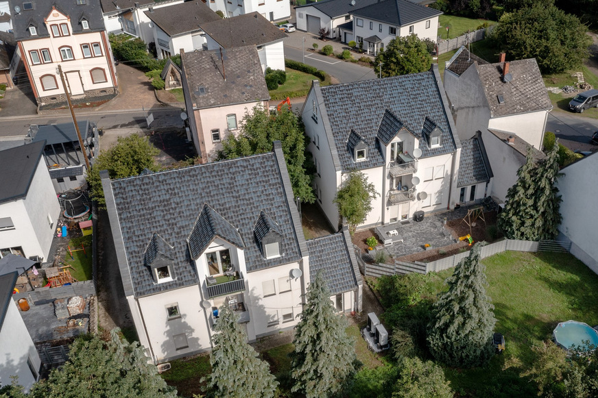 Bild 1 Zwei nahezu baugleiche Mietobjekte mit jeweils drei Wohneinheiten werden nach einer Heizungsmodernisierung nun über Luft/Wasser-Wärmepumpen beheizt. Die Gebäude wurden 1989 nach den damals geltenden Anforderungen der Wärmeschutzverordnung und der Heizungsanlagenverordnung erstellt.